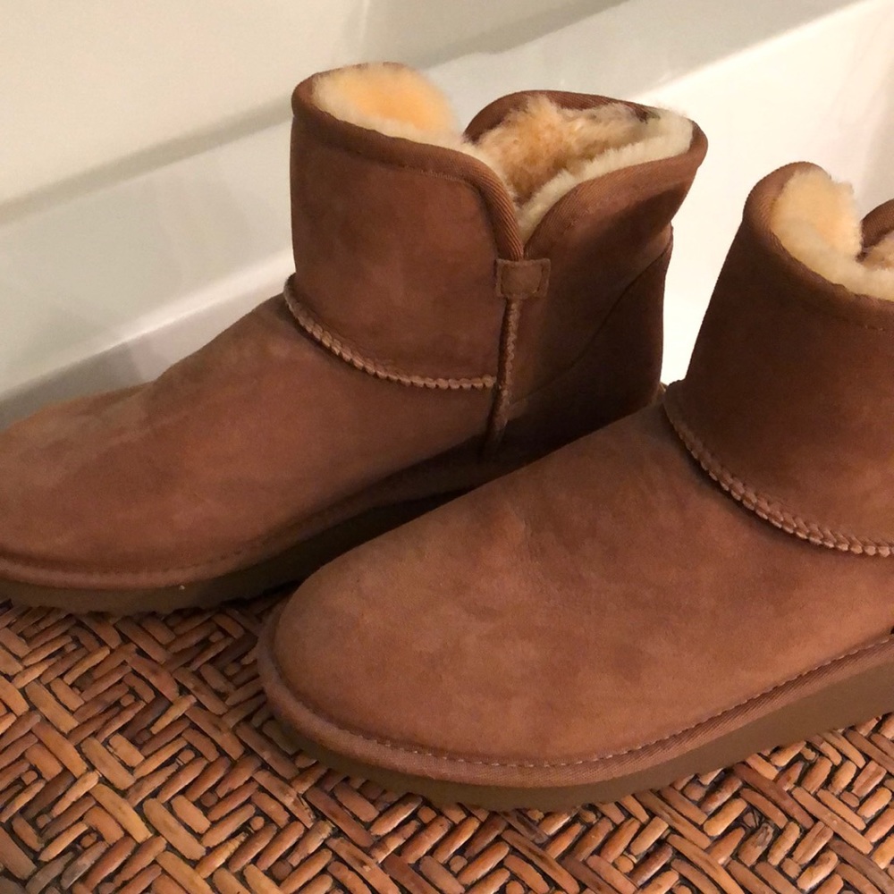 Shearling wedged ankle boots •